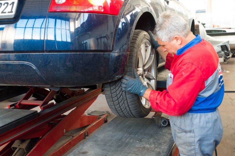 ecommerce-LA CADIERE D AZUR-min_auto_repair_repair_lift_auto_mechanic_work_clothes_master_professional_man_of_the_fold-685629