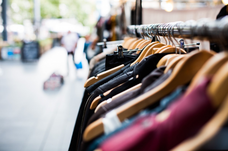 ecommerce-LA CADIERE D AZUR-min_blur_close_up_focus_hanger_jacket_market_people_rack-1176303