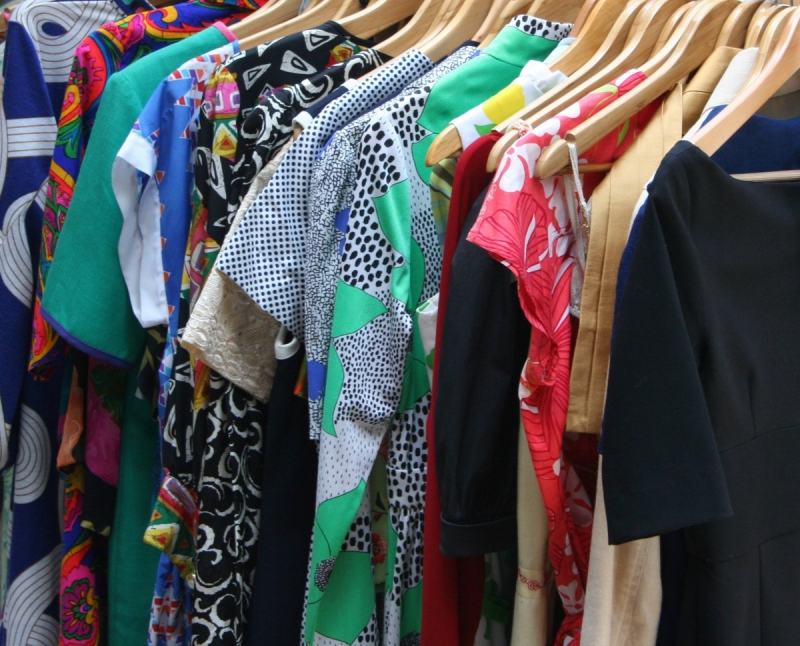 ecommerce-LA CADIERE D AZUR-min_dresses_apparel_clothing_clothes_clothes_hangers_wooden_hangers_retail_shop_closet-1149845