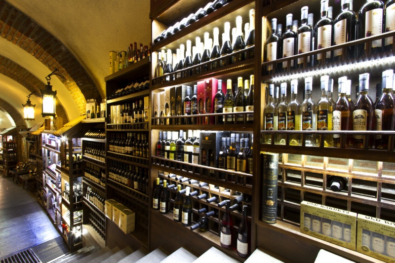 ecommerce-LA CADIERE D AZUR-min_world_street_travel_shop_canon_georgia_wine_bottles-429767
